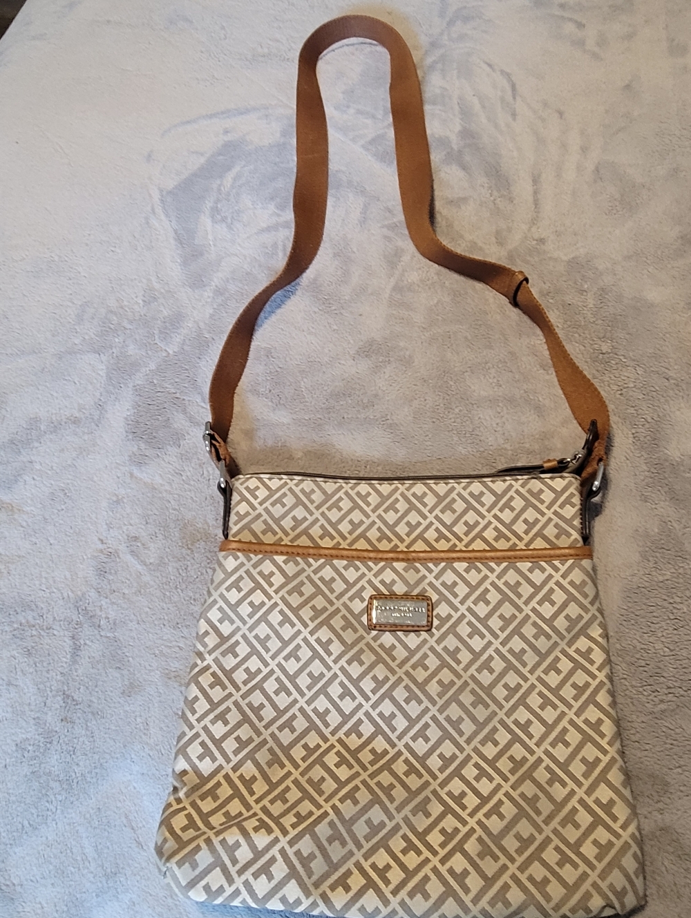 Tommy Hilfiger Crossbody Bag Brown Pockets Adjustable Strap Zip Closure EUC Cute